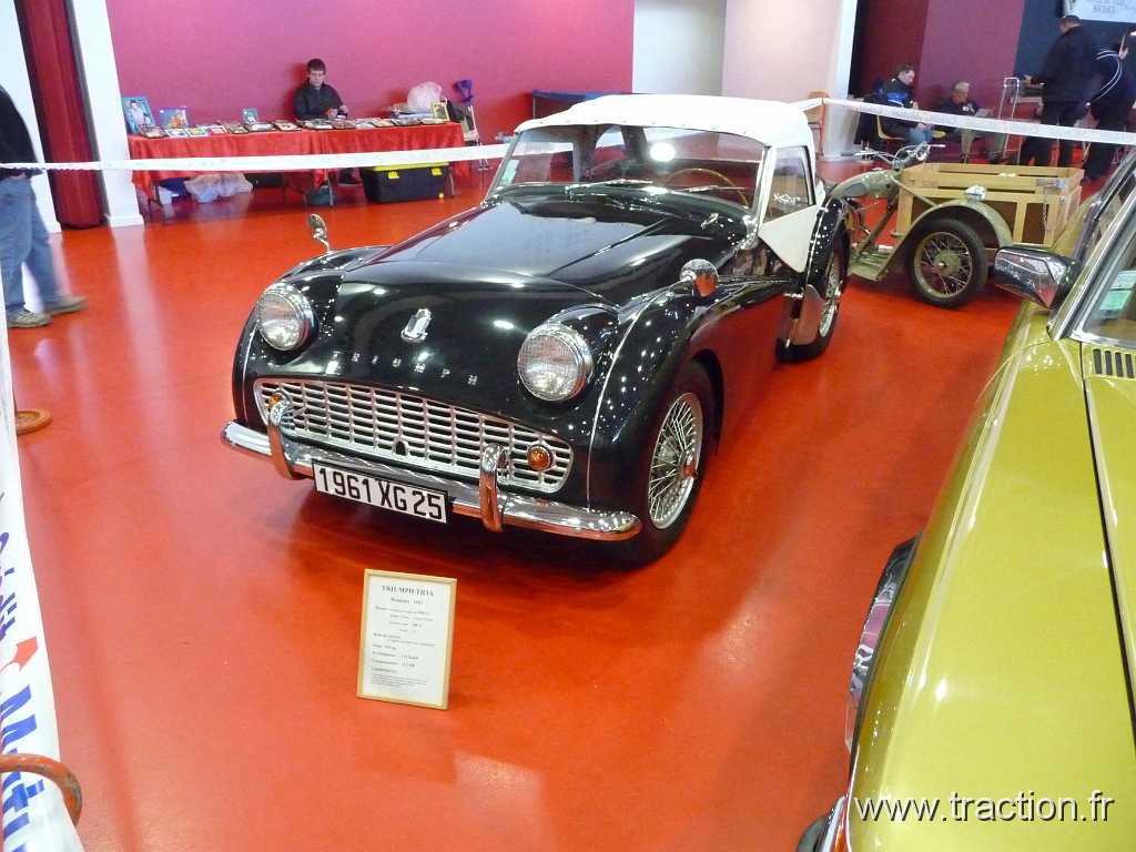 2012_Montbeliard (23).jpg - 03/03/2012 - 25200 MONTBELIARD - VIEUX VOLANTS FRANC-COMTOIS - Bourse d'échange Autos-Motos Anciennes - La Roselière - TRIUMPH TR3A Roadster 1961